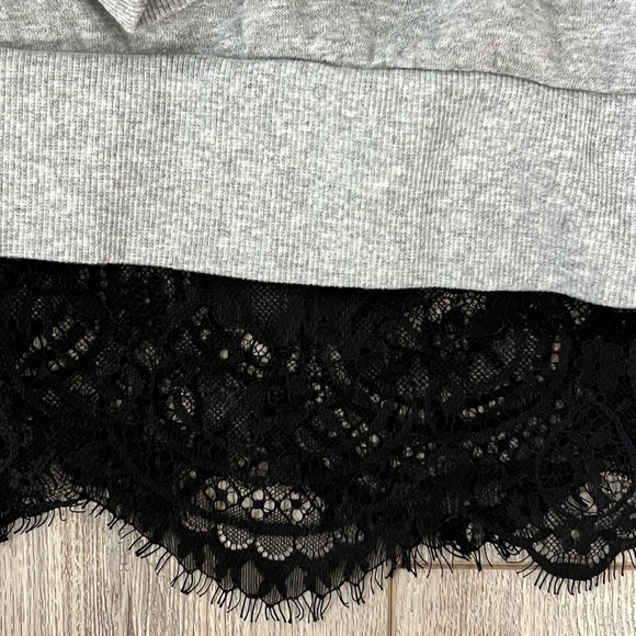 Anthropologie Pilcro Gray Open Back Top w/ Black Lace Trim Size Medium Like New - Picture 7 of 7